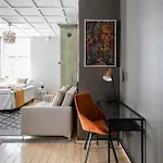 Apartment Unique Renovated With Perfect Location *