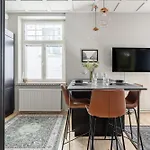 Apartment Unique Renovated With Perfect Location *